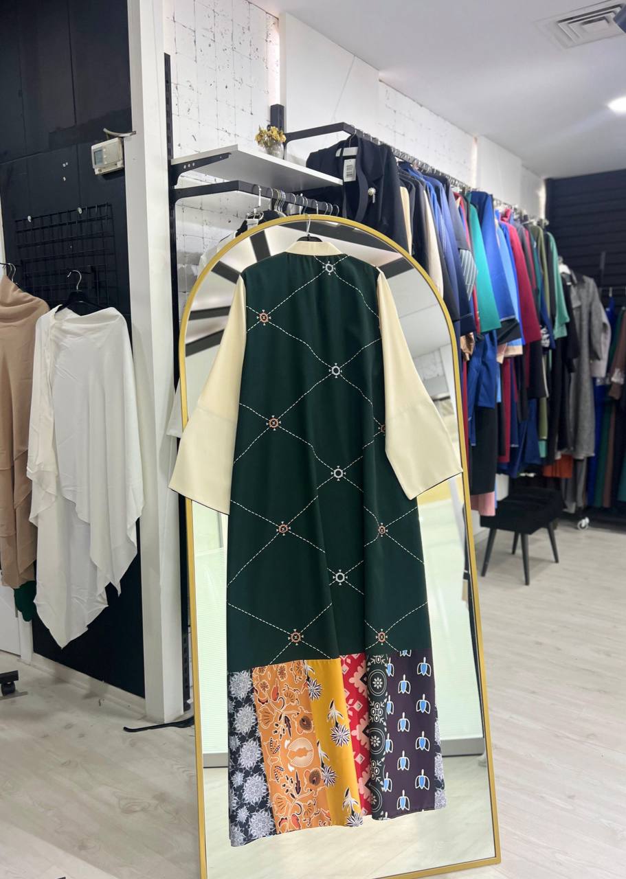 Samar Ferace Zümrüt Nakışlı Göğüs Detaylı