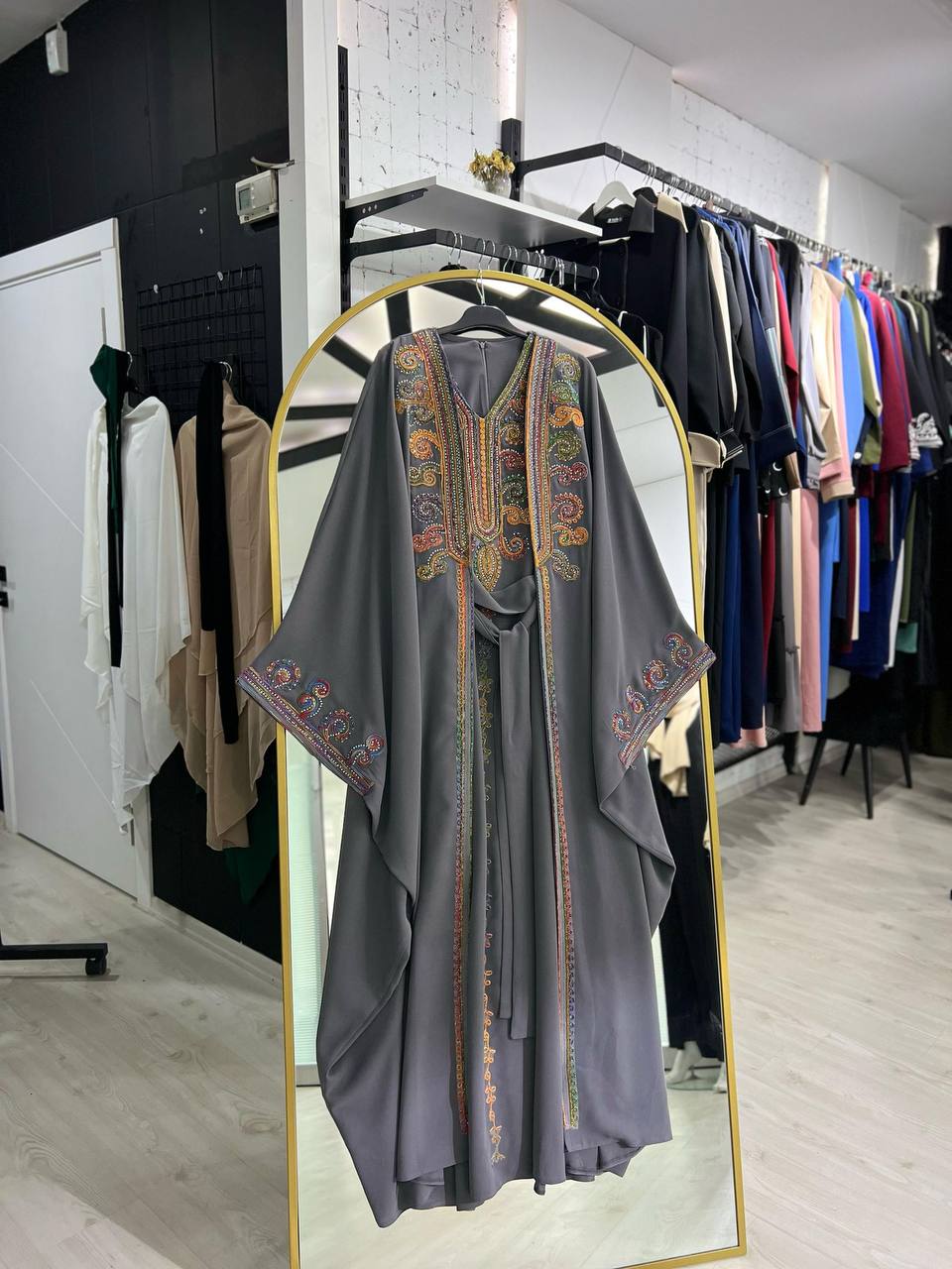 Şeyha abaya takımı rengi Gri, işlemeli, resmi yazlık abaya takımı