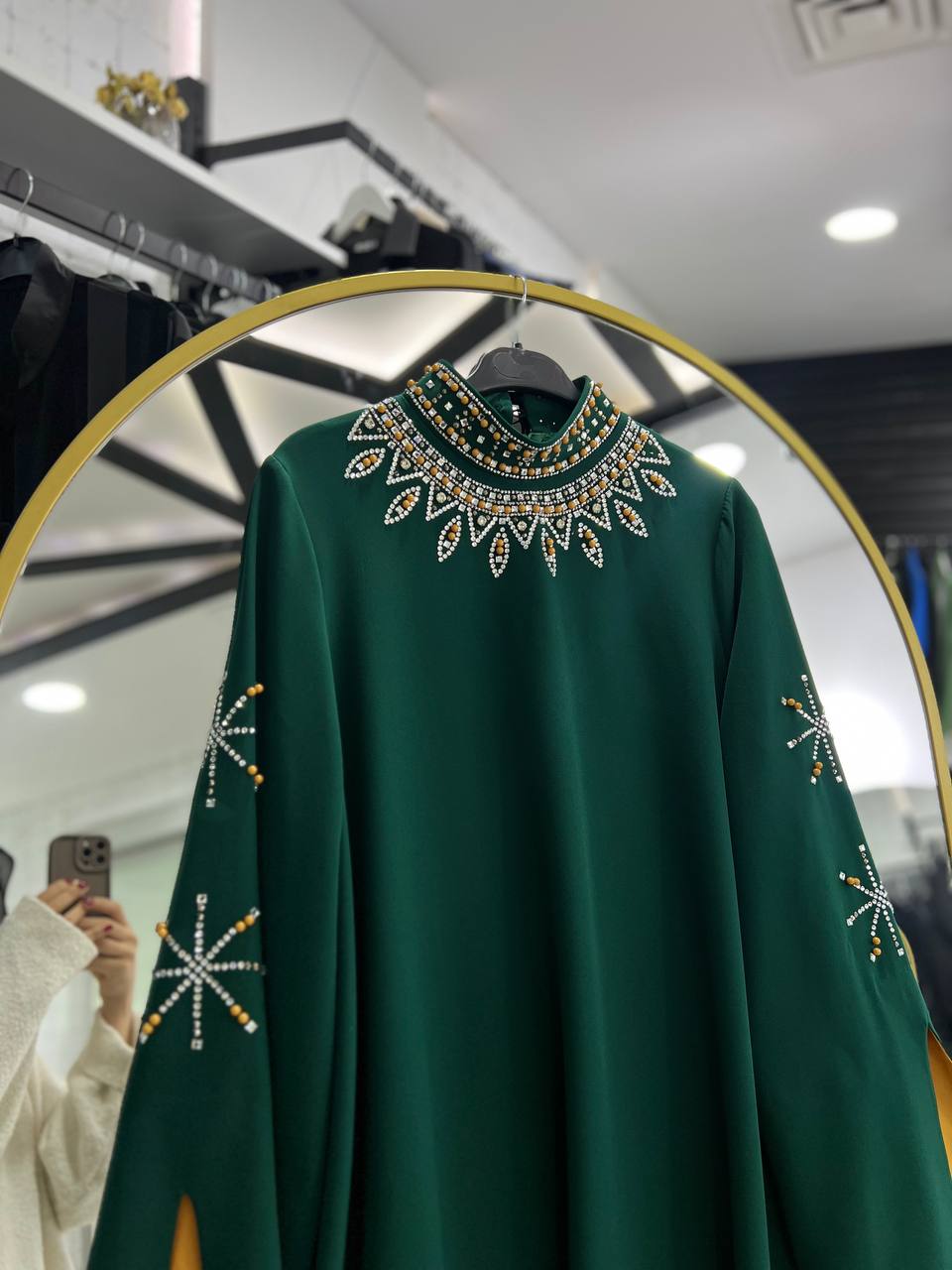 Elbisesi resmi zümrüt yeşili yazlık